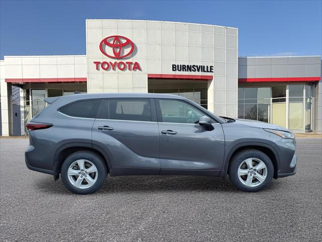 Used 2024 Toyota Highlander LE with VIN 5TDKDRBH3RS560190 for sale in Burnsville, Minnesota