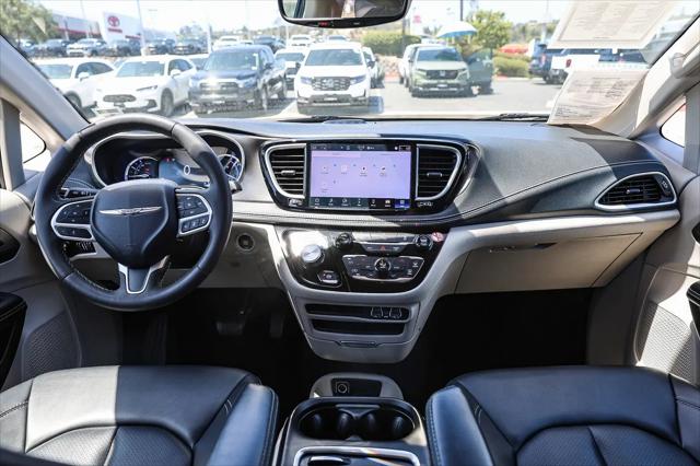 2024 Chrysler Pacifica Hybrid Select