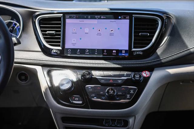 2024 Chrysler Pacifica Hybrid Select