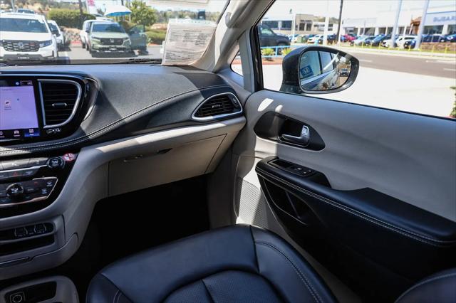 2024 Chrysler Pacifica Hybrid Select