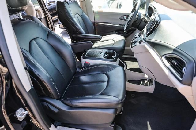 2024 Chrysler Pacifica Hybrid Select