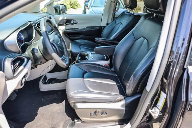 2024 Chrysler Pacifica Hybrid Select