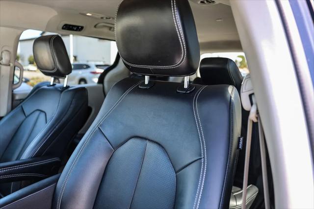 2024 Chrysler Pacifica Hybrid Select