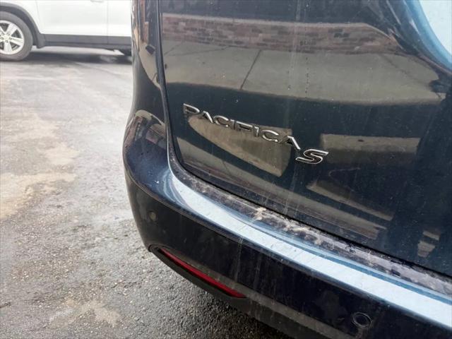 2024 Chrysler Pacifica Hybrid Premium S Appearance Pkg