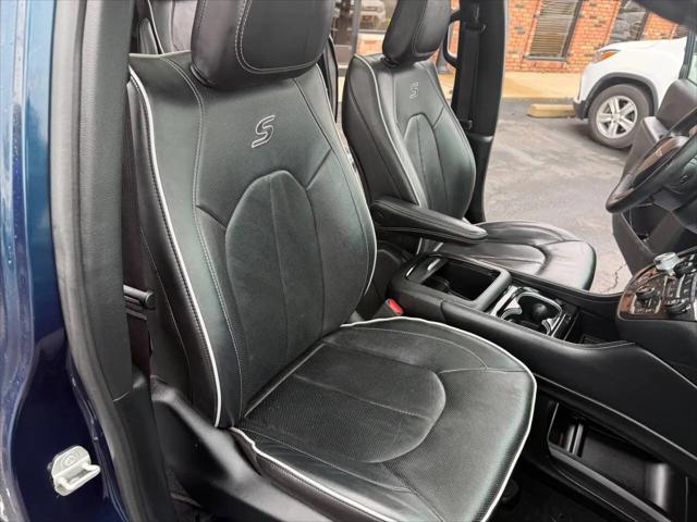 2024 Chrysler Pacifica Hybrid Premium S Appearance Pkg
