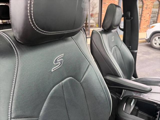 2024 Chrysler Pacifica Hybrid Premium S Appearance Pkg