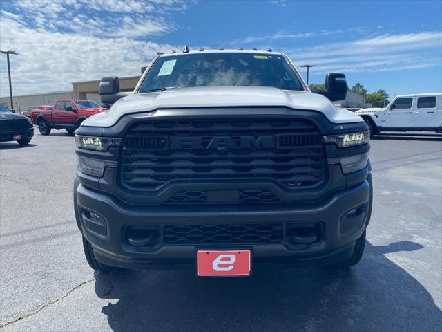 2026 RAM Ram 5500 Chassis Cab RAM 5500 TRADESMAN CHASSIS CREW CAB 4X4 60 CA