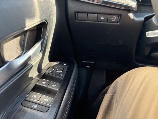 2025 Nissan Kicks SR FWD