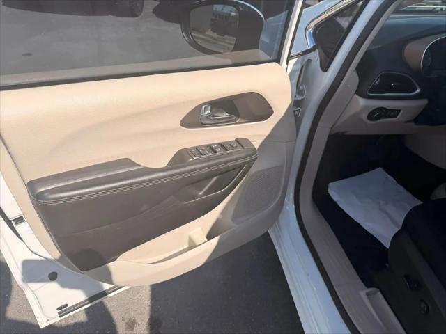 2022 Chrysler Voyager LX