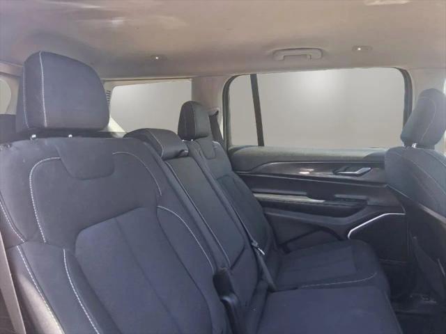 2022 Jeep Grand Cherokee L Laredo 4x4
