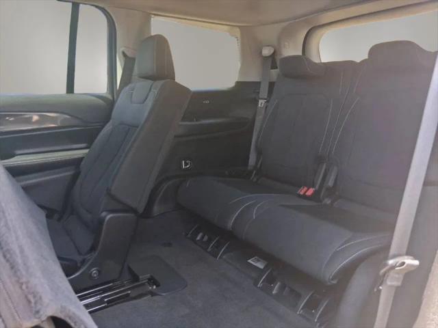 2022 Jeep Grand Cherokee L Laredo 4x4