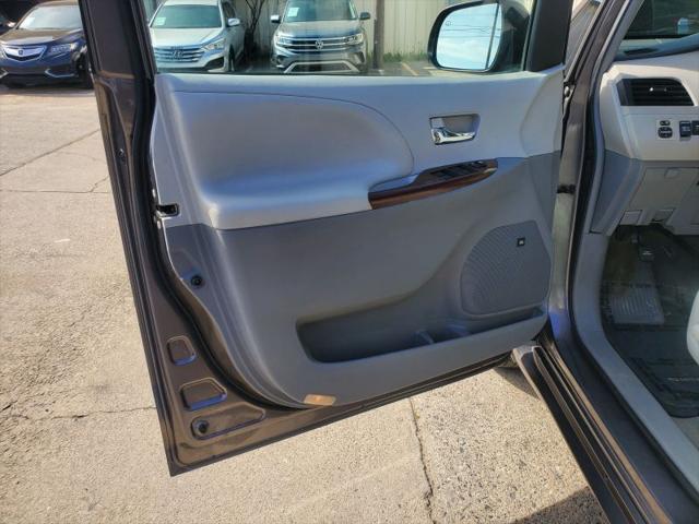 2012 Toyota Sienna XLE V6 8 Passenger