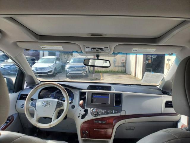 2012 Toyota Sienna XLE V6 8 Passenger
