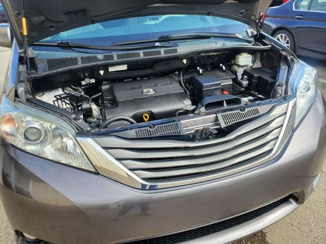 2012 Toyota Sienna XLE V6 8 Passenger