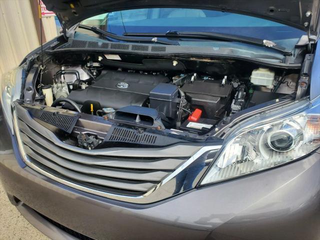 2012 Toyota Sienna XLE V6 8 Passenger
