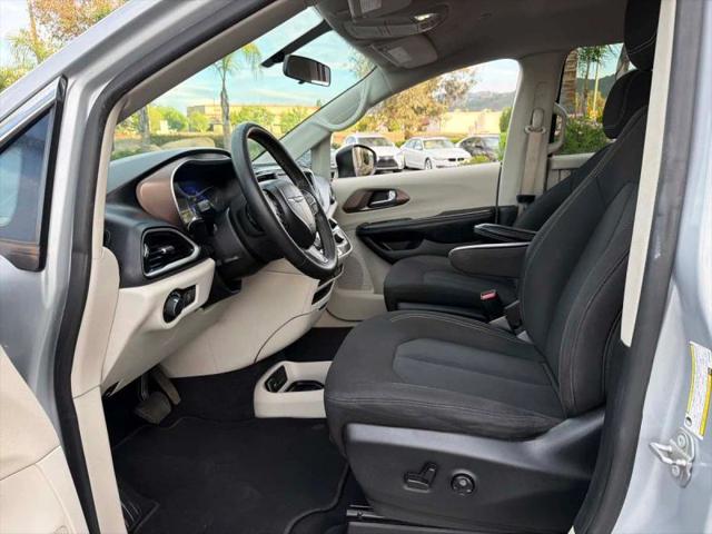 2022 Chrysler Voyager LX