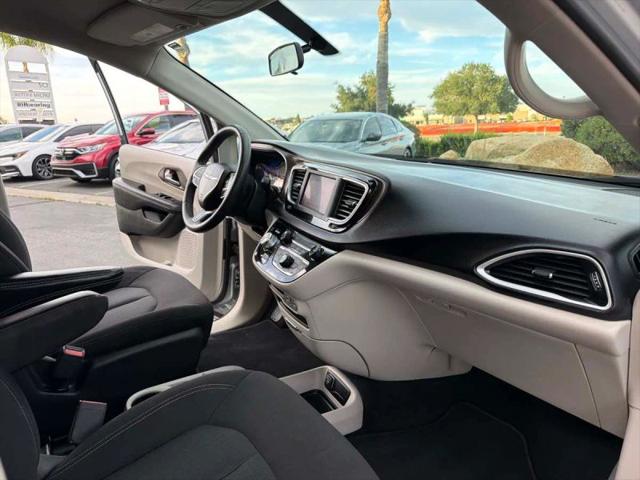 2022 Chrysler Voyager LX
