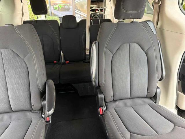 2022 Chrysler Voyager LX