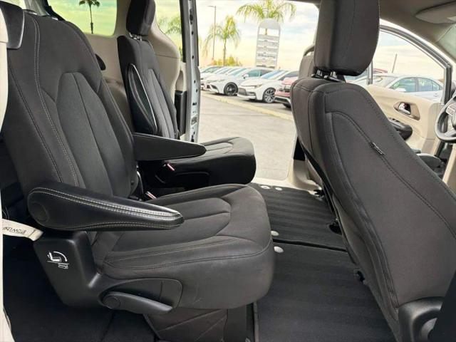 2022 Chrysler Voyager LX