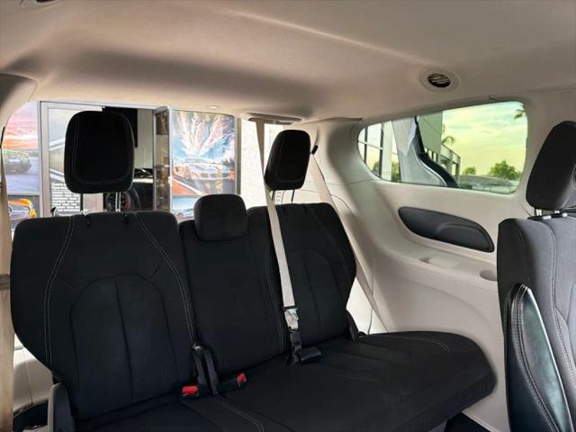 2022 Chrysler Voyager LX