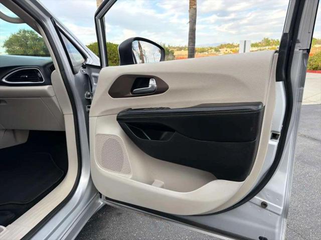 2022 Chrysler Voyager LX
