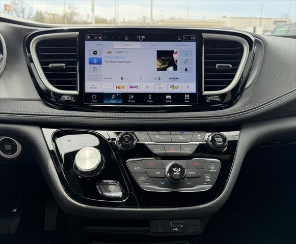 2026 Chrysler Pacifica Select AWD