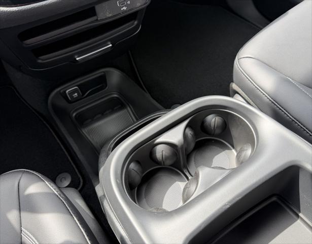 2026 Chrysler Pacifica Select AWD