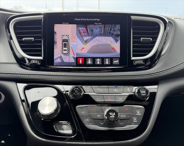 2026 Chrysler Pacifica Select AWD
