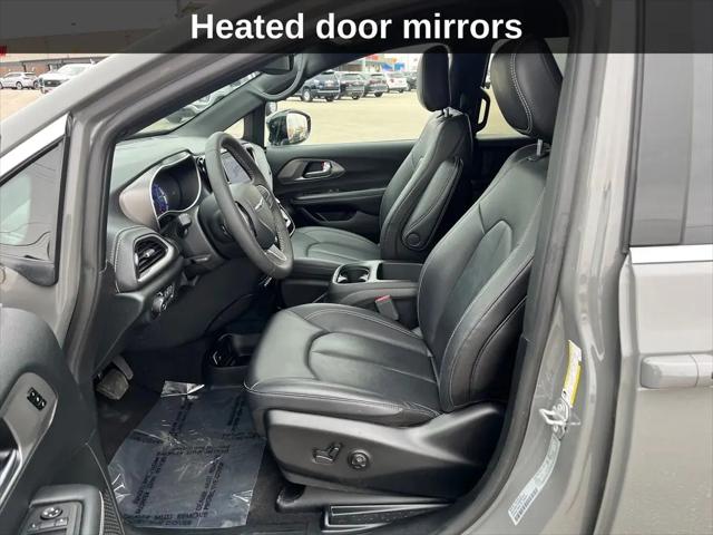 2025 Chrysler Pacifica Hybrid Select