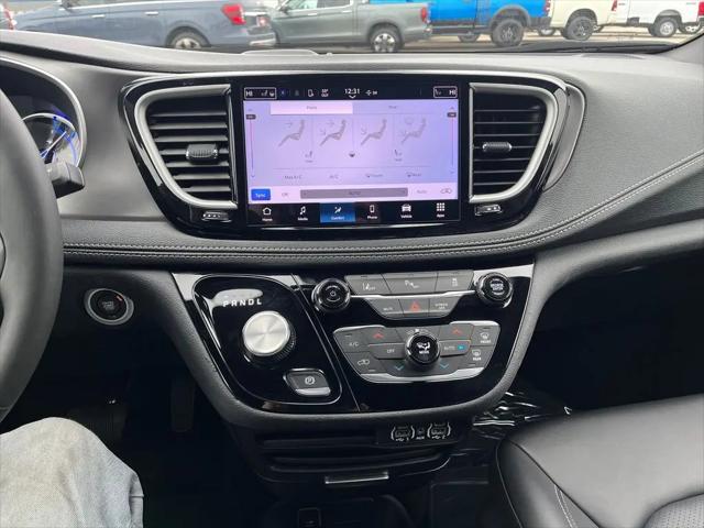 2025 Chrysler Pacifica Hybrid Select