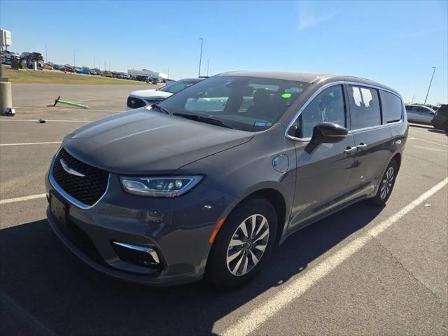 2025 Chrysler Pacifica Hybrid Select