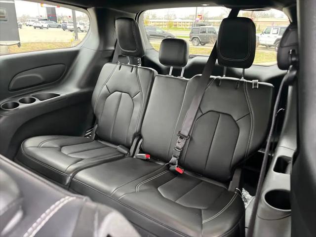 2025 Chrysler Pacifica Hybrid Select