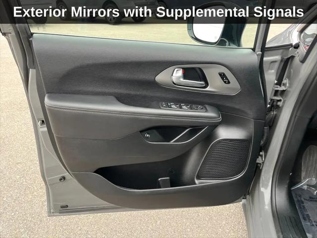 2025 Chrysler Pacifica Hybrid Select
