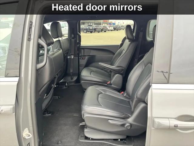 2025 Chrysler Pacifica Hybrid Select