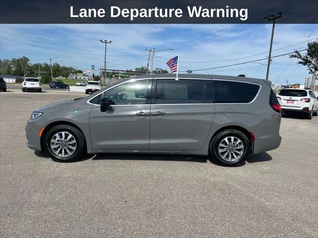 2025 Chrysler Pacifica Hybrid Select