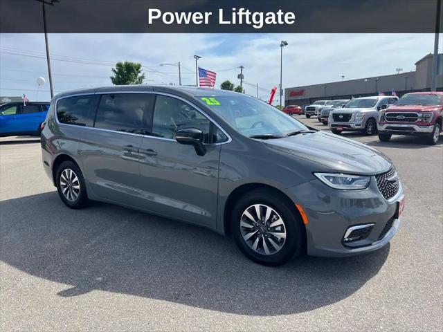 2025 Chrysler Pacifica Hybrid Select