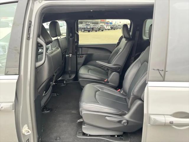 2025 Chrysler Pacifica Hybrid Select