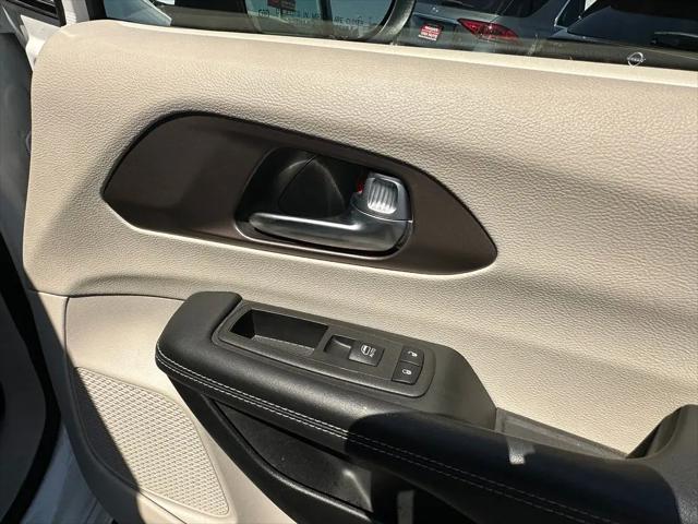 2023 Chrysler Voyager LX