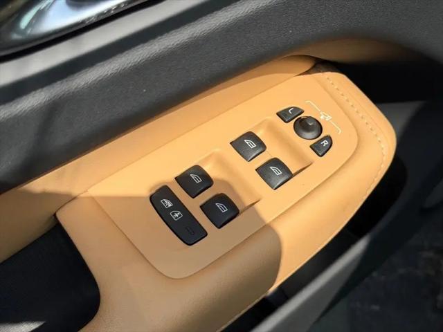 2023 Volvo XC60 B5 Ultimate Bright Theme