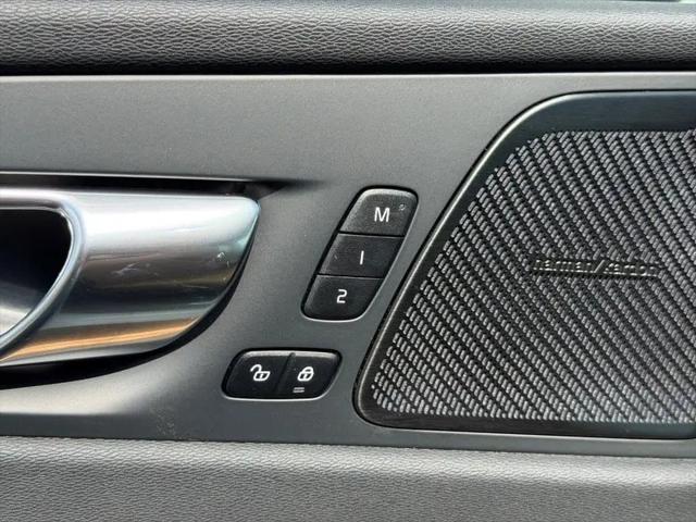 2023 Volvo XC60 B5 Ultimate Bright Theme