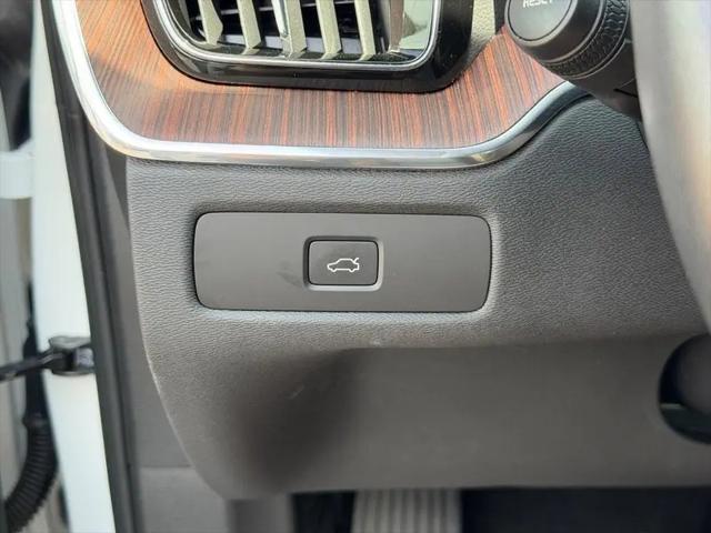 2023 Volvo XC60 B5 Ultimate Bright Theme