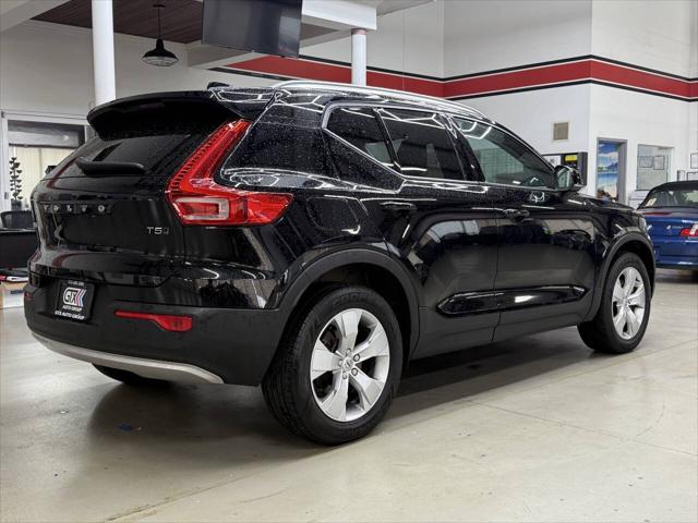 2022 Volvo XC40 T5 Momentum