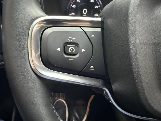 2022 Volvo XC40 T5 Momentum