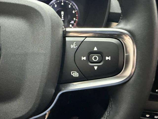 2022 Volvo XC40 T5 Momentum