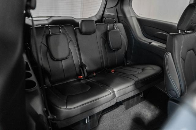 2026 Chrysler Pacifica Select AWD