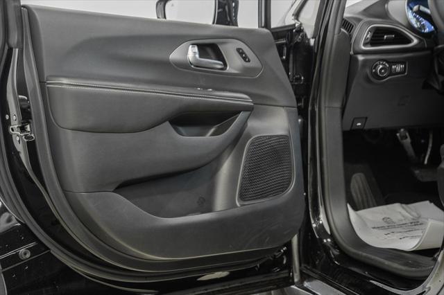 2026 Chrysler Pacifica Select AWD