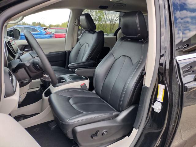2024 Chrysler Pacifica Hybrid Select