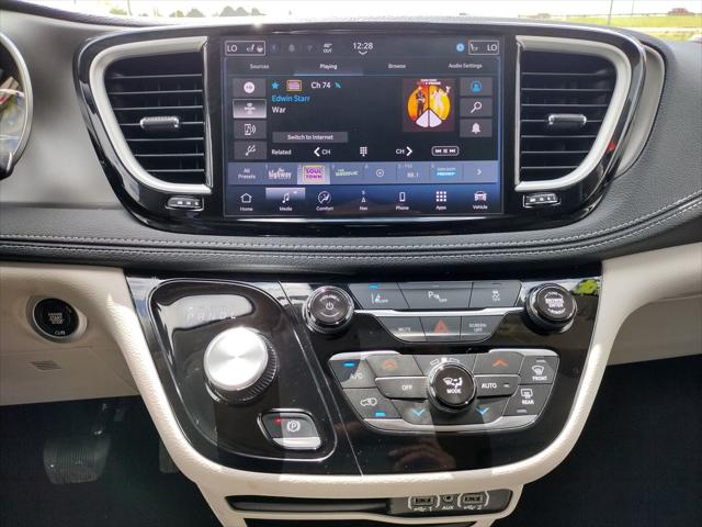2024 Chrysler Pacifica Hybrid Select