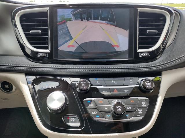 2024 Chrysler Pacifica Hybrid Select