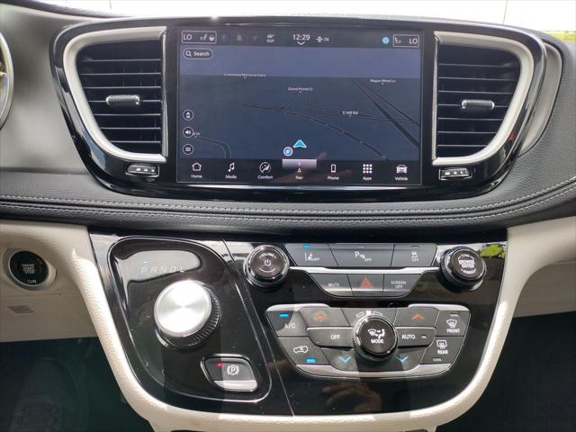 2024 Chrysler Pacifica Hybrid Select
